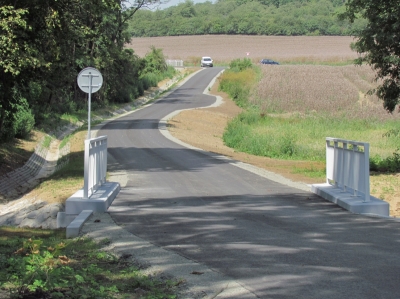 Pohled přes most M13 k napojení na státní silnici - po dokončení.JPG
