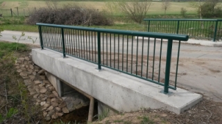 Rekonstruovaný mostek přes Příbramský potok.jpg
