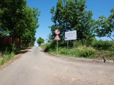 2: Začátek polní cesty C8 v obci Břežany